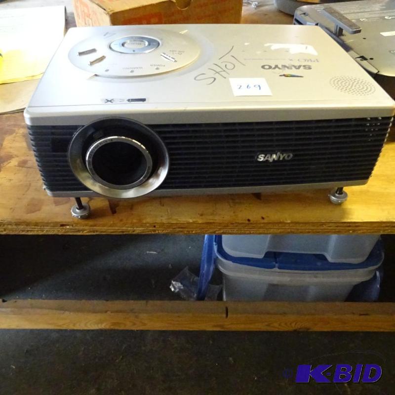 Sanyo Prox projector. No power supply...