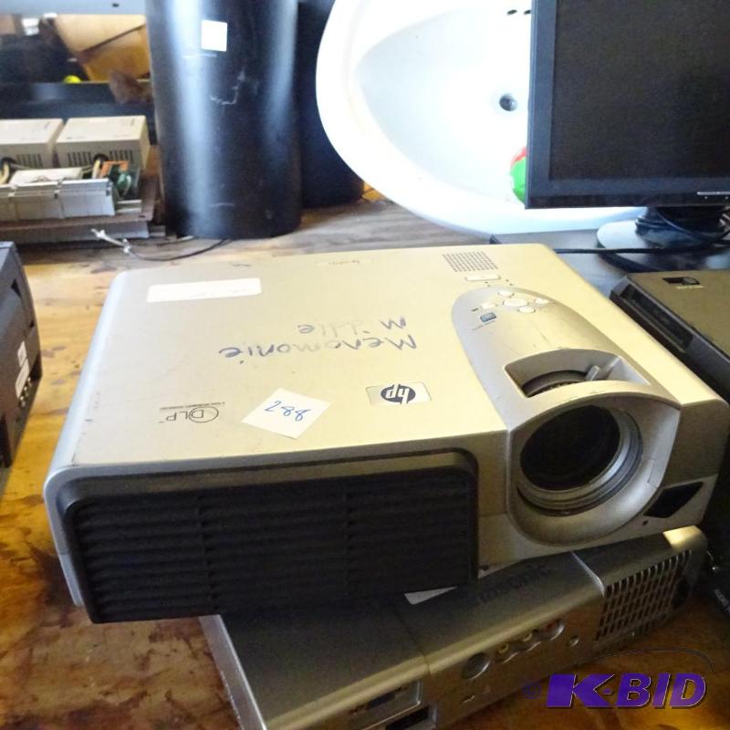 HP VP 6121 projector. N power supply...