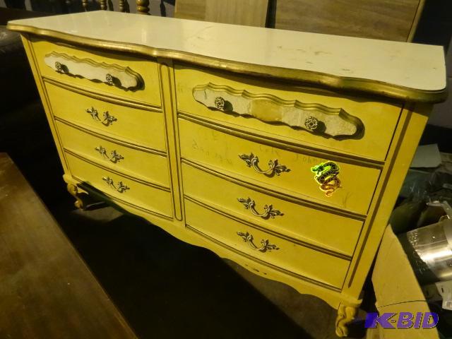 Vintage 6 drawer dresser. Has wear...