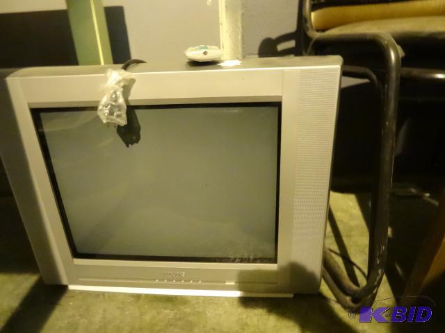 Advent color television. Model Q2035A. With r...