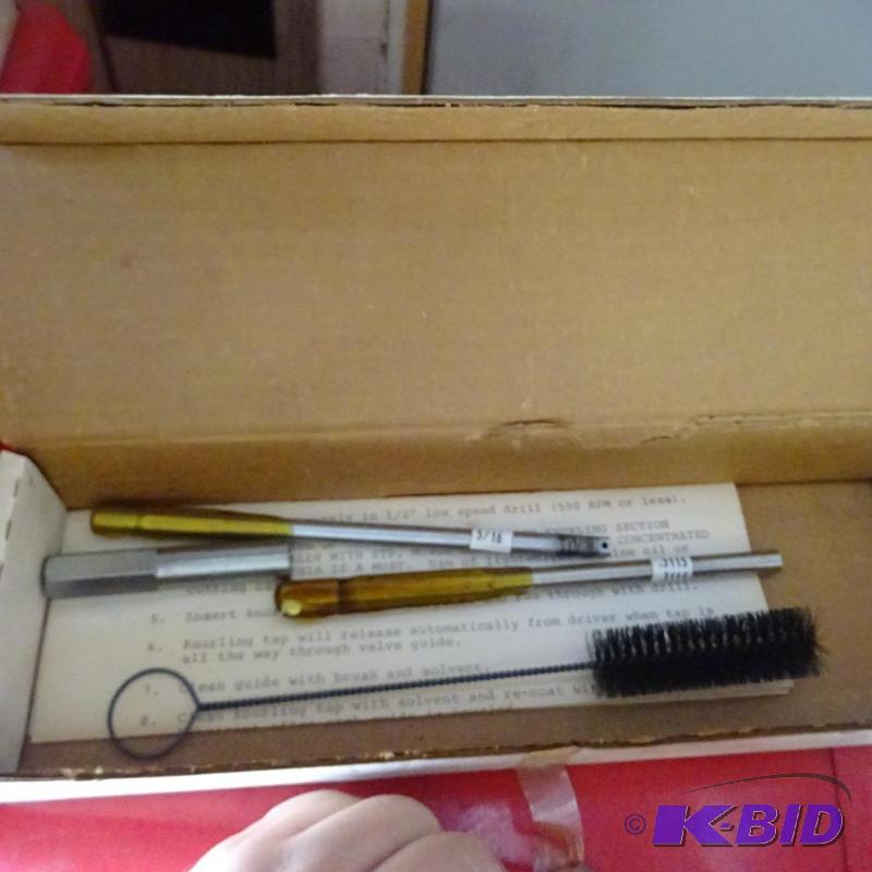 lot 12 image: 516 Valve guide knurling set. New....