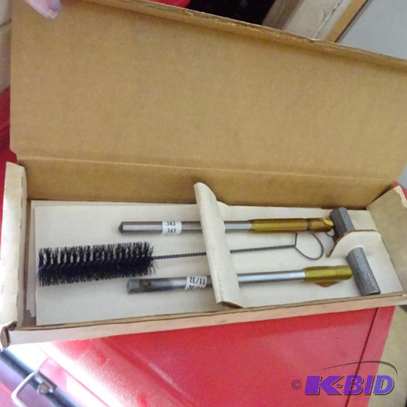 lot 13 image: 1132 Valve guide knurling set. New....