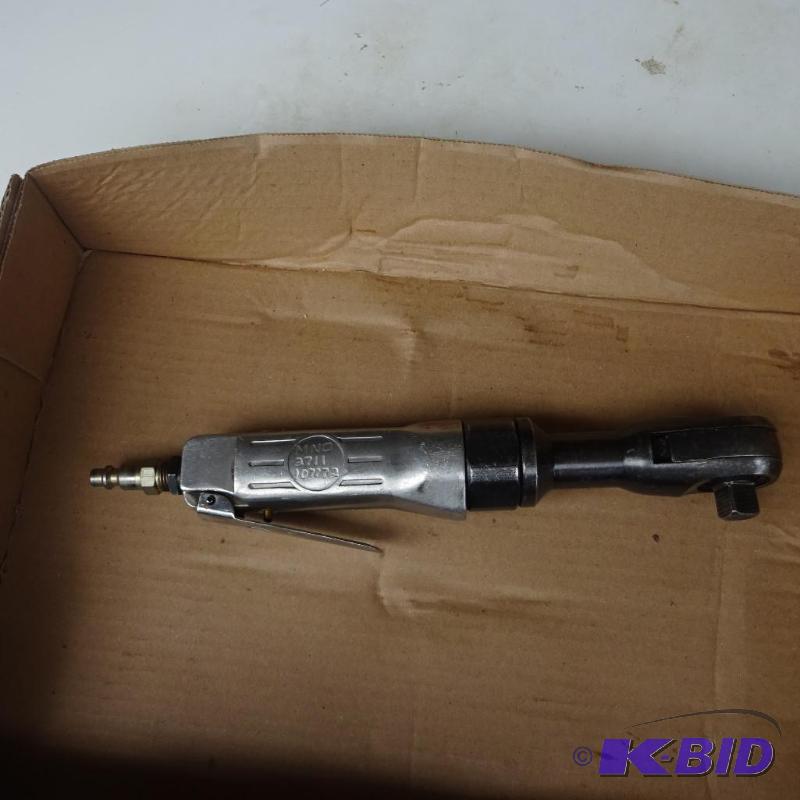 lot 137 image: 12 Drive Air Ratchet...