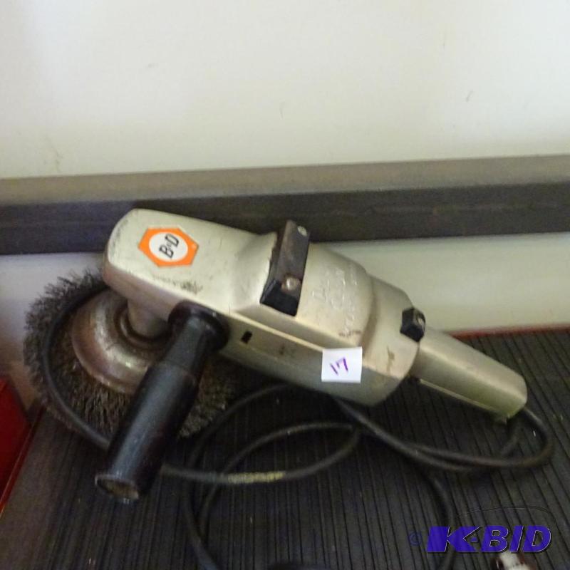 lot 17 image: Black and Decker 7 12 Grinder polisher...