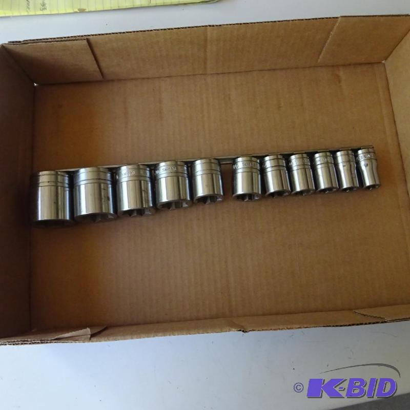 lot 222 image: Snap On 12 Drive Sockets...