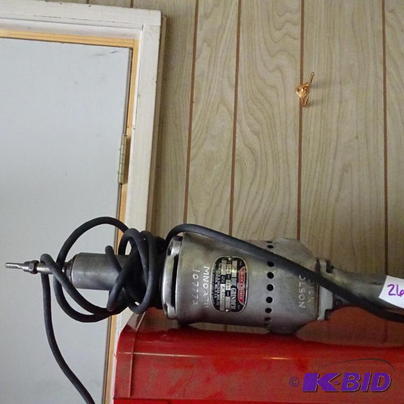 lot 26 image: Black and Decker 3" die grinder...