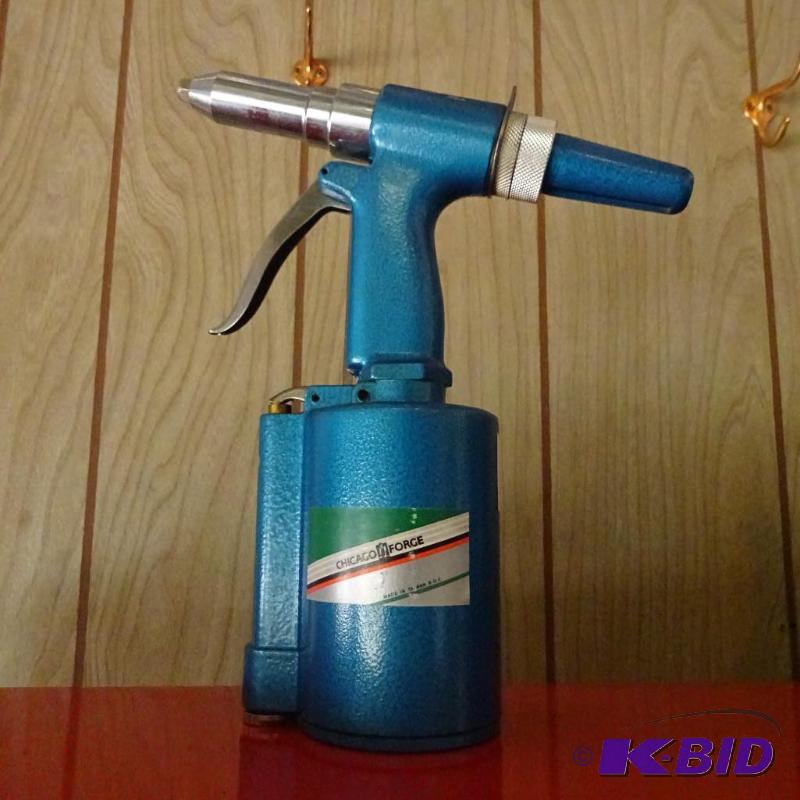 lot 32 image: Air powered Rivet Gun...