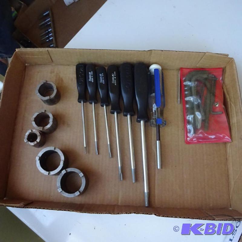 lot 324 image: Snap On Screw Drivers, Torx Allen Set, and sp...