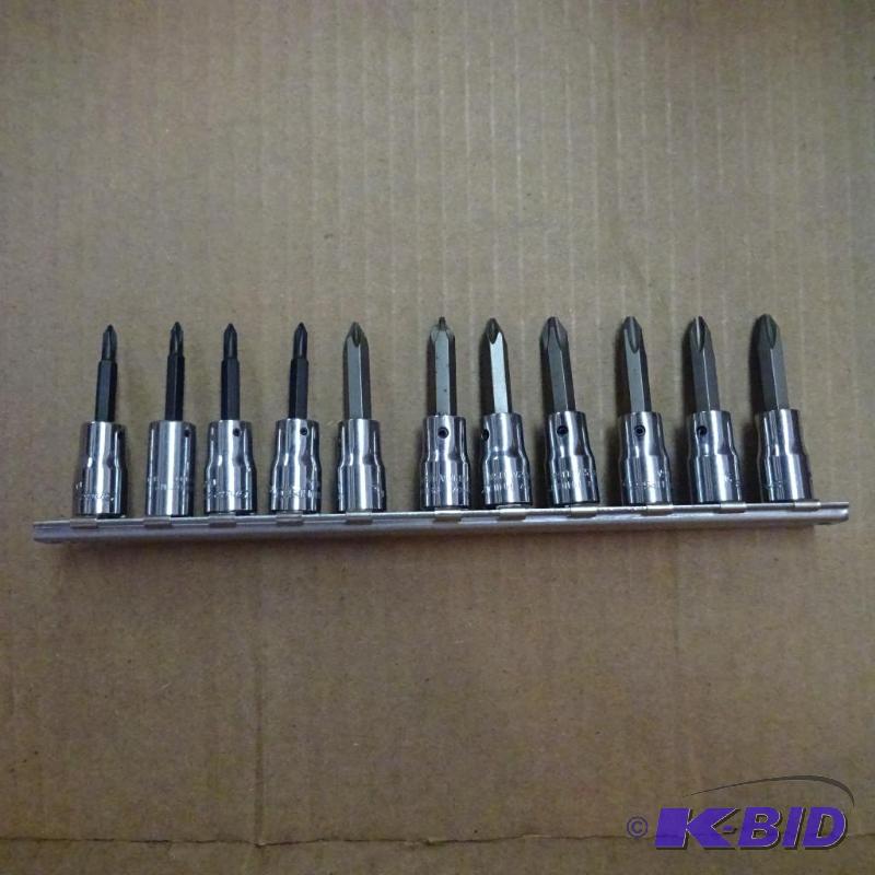 lot 433 image: 14 Drive Snap On Bit Drivers...