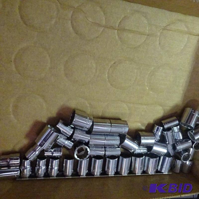 lot 47 image: Misc 38 drive craftsman sockets...