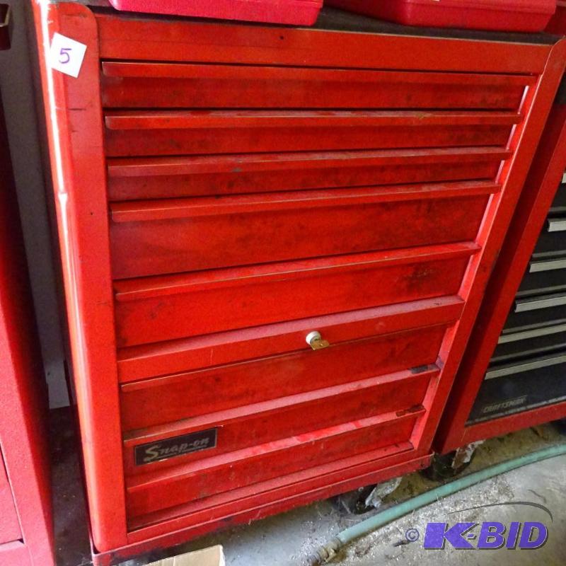 lot 5 image: Snap on 8 drawer rolling tool chest. With loc...
