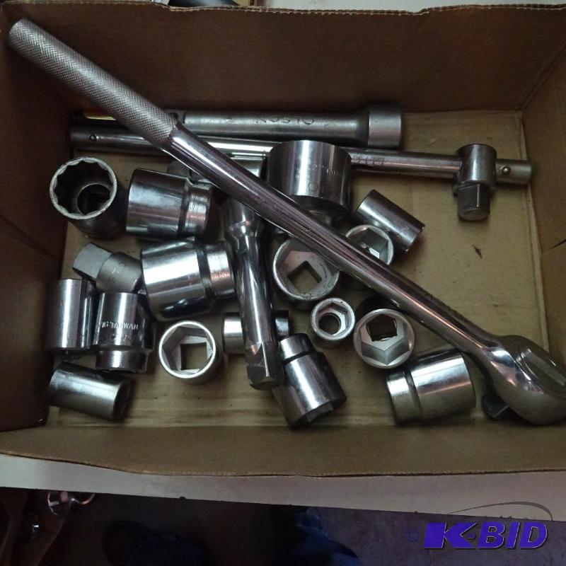 lot 500 image: 34 Drive Ratchet and Socket Set...