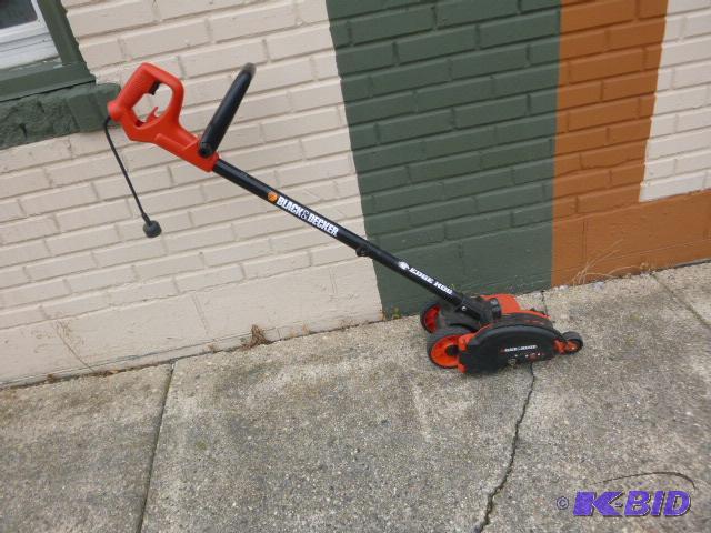 lot 173 image: Black & Decker Edge Hog LE 750 - Electric...