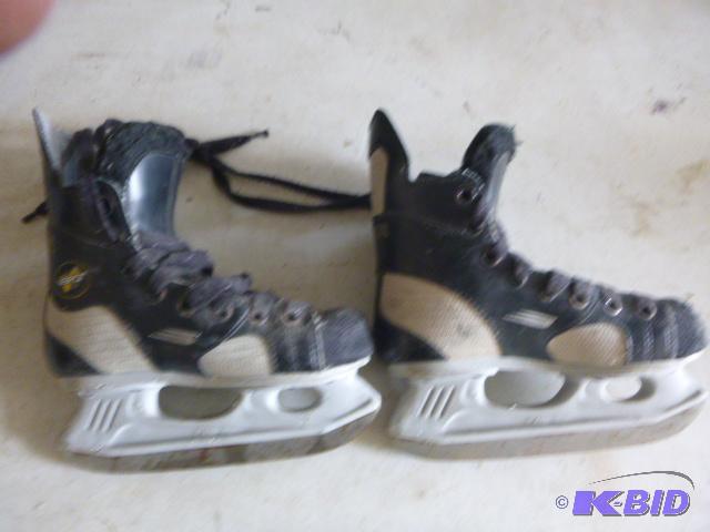 lot 203 image: Bauer Vapor 7" Hockey Skates...