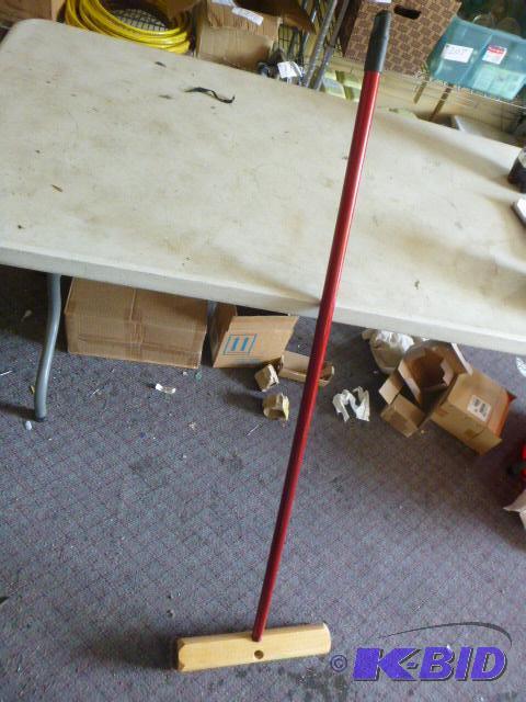 lot 220 image: 14" Shop Broom...