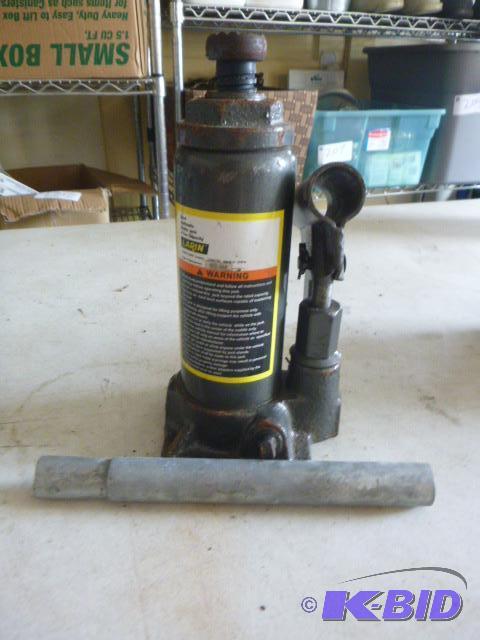 lot 224 image: Small Larin&nbsp4 Ton Bottle Jack...