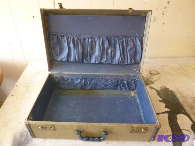lot 253 image: Vintage Suitcase...