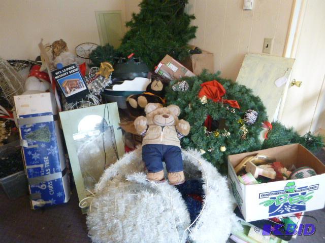 lot 256 image: Lot of Miscellaneous Decor and Christmas Deco...