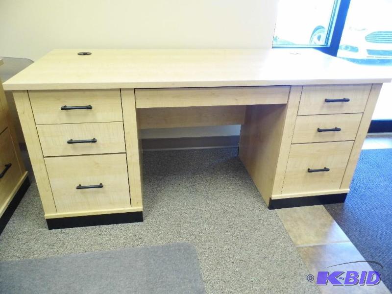 lot 17 image: Desk