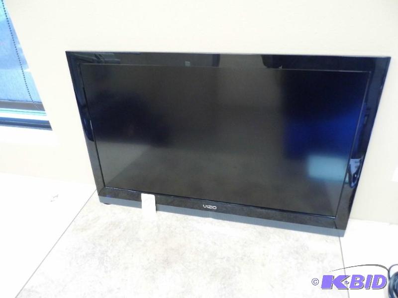 lot 50 image: Vizio 32 TV
