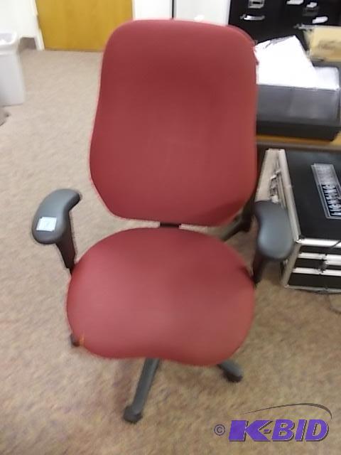 lot 7 image: Burgundy Executive Chair...