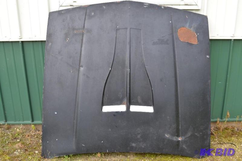 lot 4 image: Camaro hood