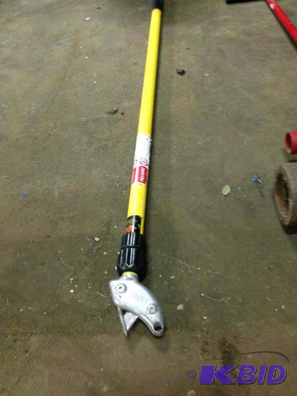 lot 14 image: Stand Up Carpet Cutter Extends Yellow...