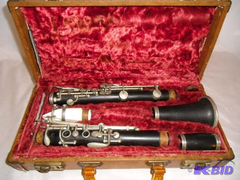lot 20011 image: Hoosier Elkhart Ind USA Clarinet in Case Serial # 38162