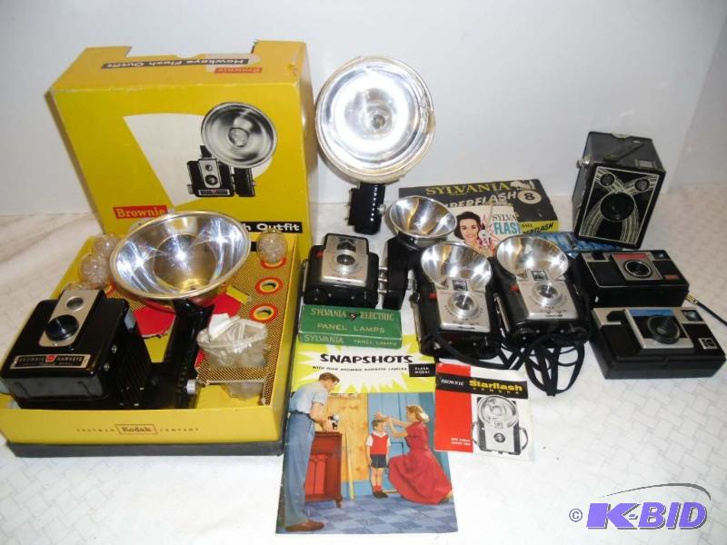 lot 20020 image: Vintage Lot Cameras Brownie Hawkeye & Starflash w Flash & Kodak Instamatic & Marvel S-20 Box Camera