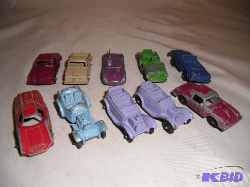 lot 20024 image: 10 Vintage Metal Tootsie Toy Cars and Trucks