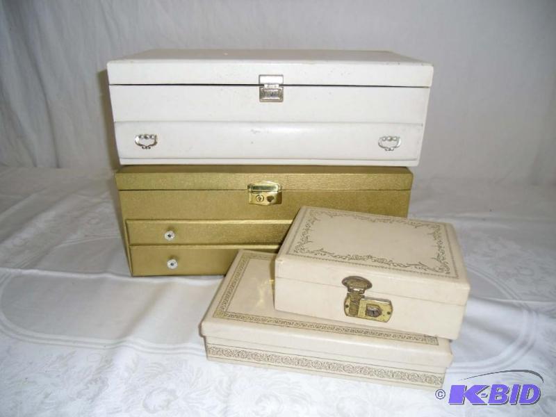 lot 20030 image: 4 Vintage Velvet Lined Jewelry boxes   2 have keys