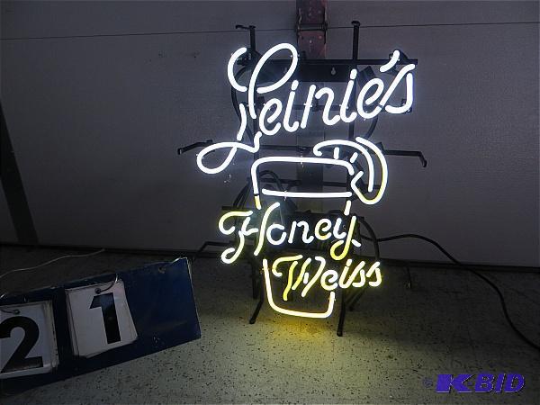 lot 21 image: Leinies Honey Weiss Beer glass Neon. Works. ...