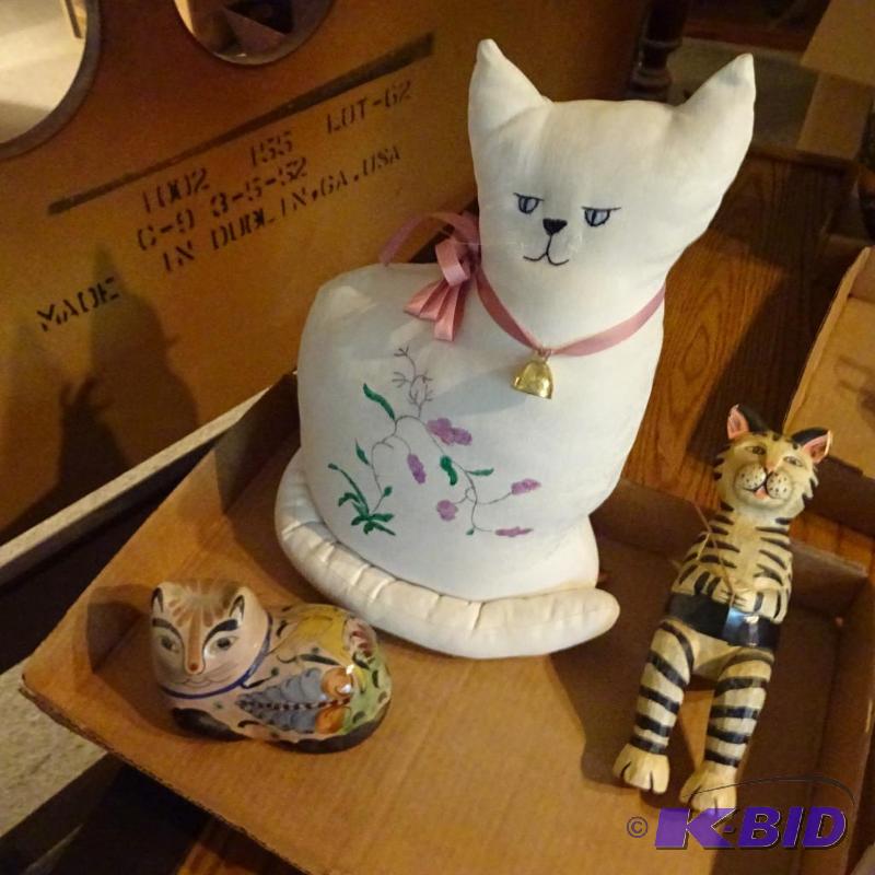 lot 126 image: 3 pieces of cat dcor...