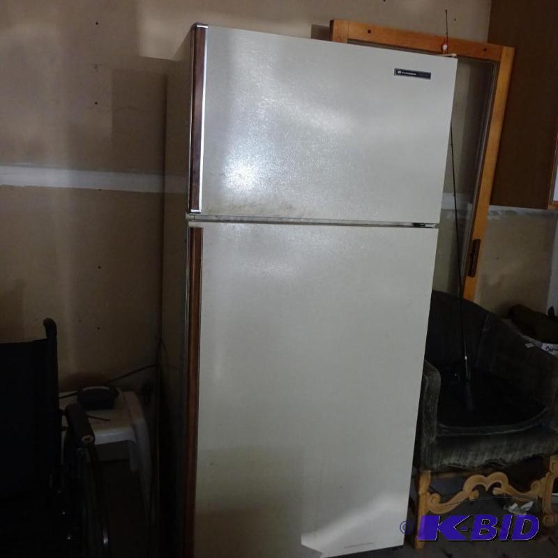lot 134 image: white westing house fridge freezer. 20x6 cuft...