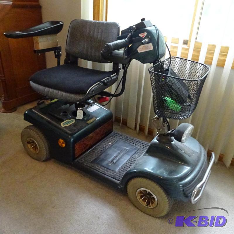 lot 30 image: Shop rider. Electric scooter. Comes with char...