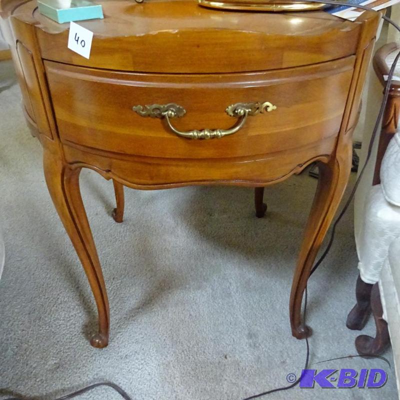lot 40 image: Vintage round wood end table. 24x26...