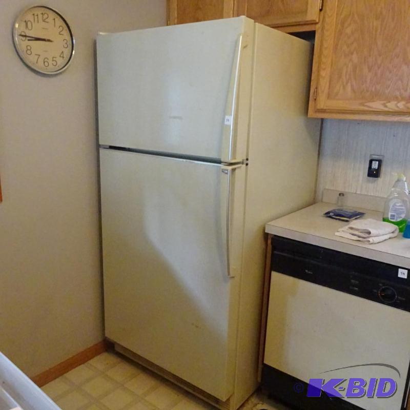lot 53 image: Amana Fridge freezer. Plugged in and working....