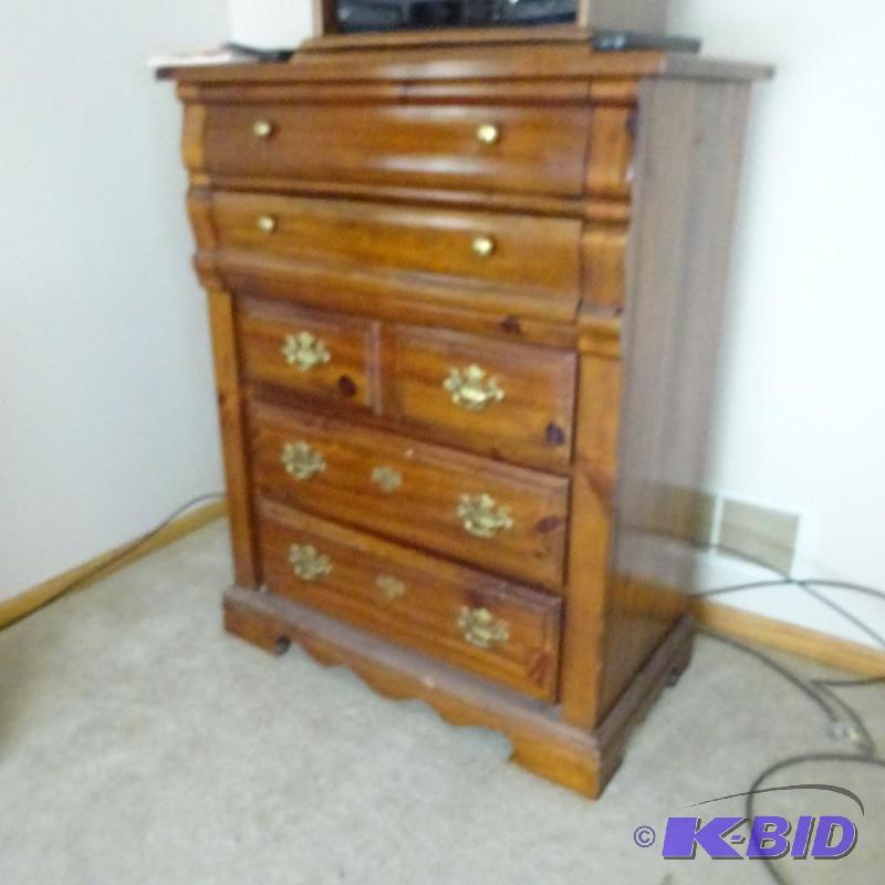 lot 61 image: 5 drawer wood dresser.30x20x48...