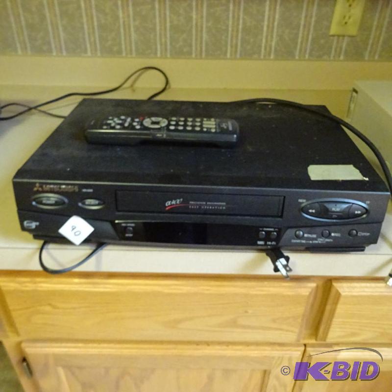 lot 90 image: Mitsubishi HS-U545 VCR. With remote...