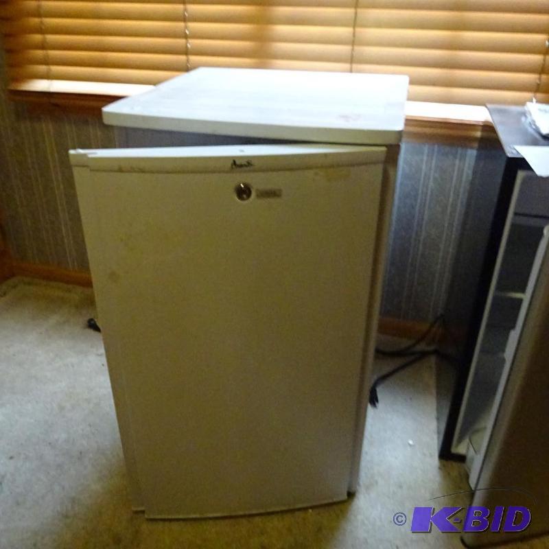 lot 93 image: Avanti upright freezer. Model VM319W. 2007 wo...