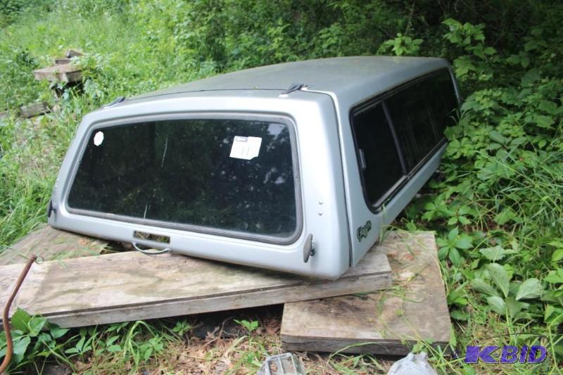 lot 11 image: Glasstite&nbspbrand exterior truck bed toppe...