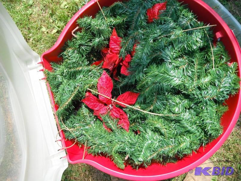 lot 119 image: Lot of (2) wreaths and decorative hanging pie...
