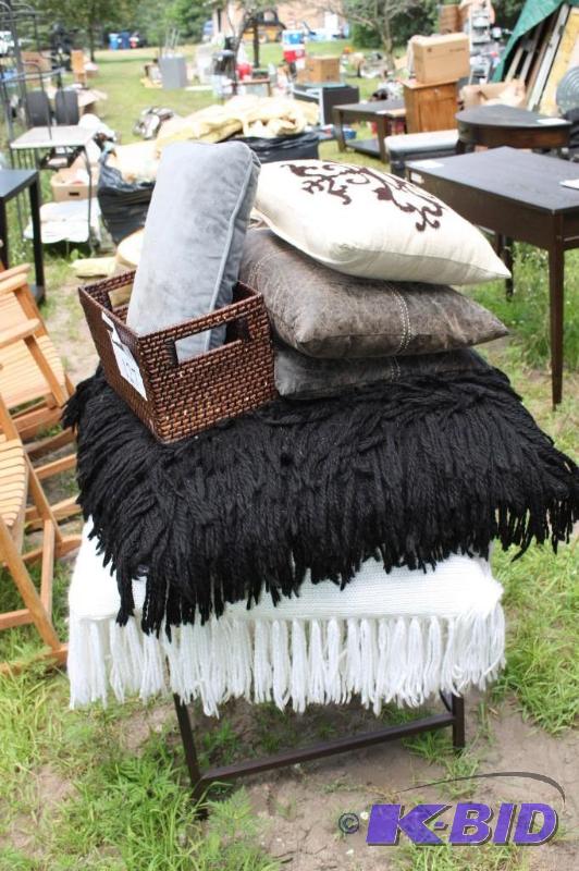 lot 127 image: Lot of various items including (4) pillows, (...