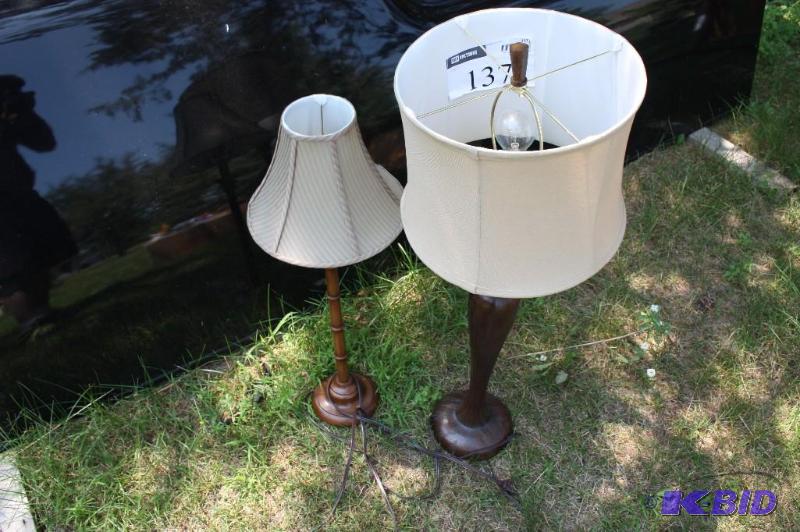 lot 137 image: Lot of (2) lamps ...