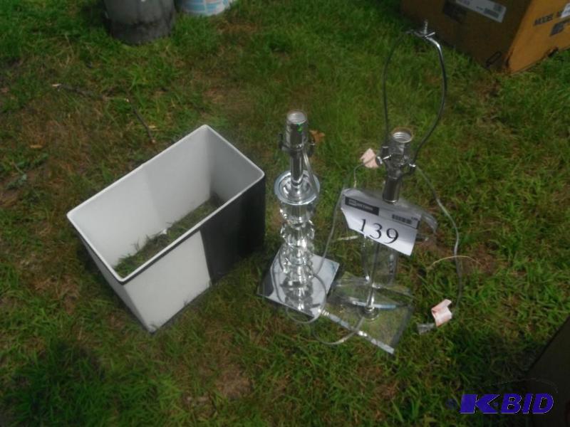 lot 139 image: Lot of (2) lamps and a (1) lampshade ...