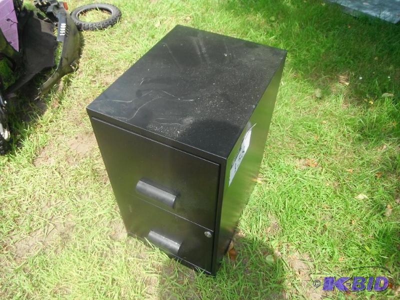 lot 158 image: Metal locking filing cabinet with 2 drawers a...