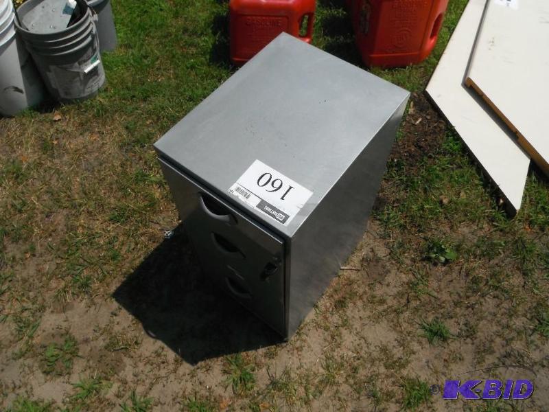 lot 160 image: Metal locking cabinet with 3 drawers and a ke...