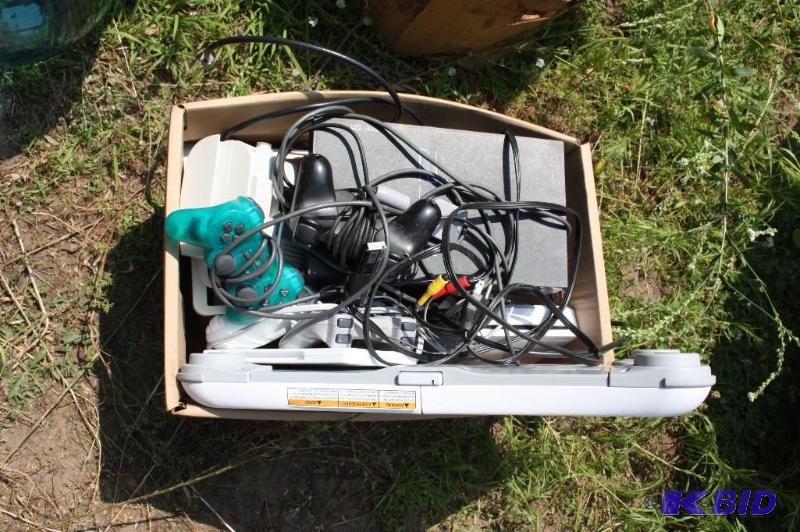 lot 182 image: Lot of various items including a Nintendo Wii...