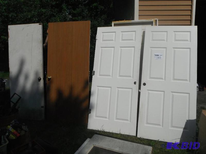 lot 187 image: Lot of (4) doors, (1) 32&quotx79" and (...
