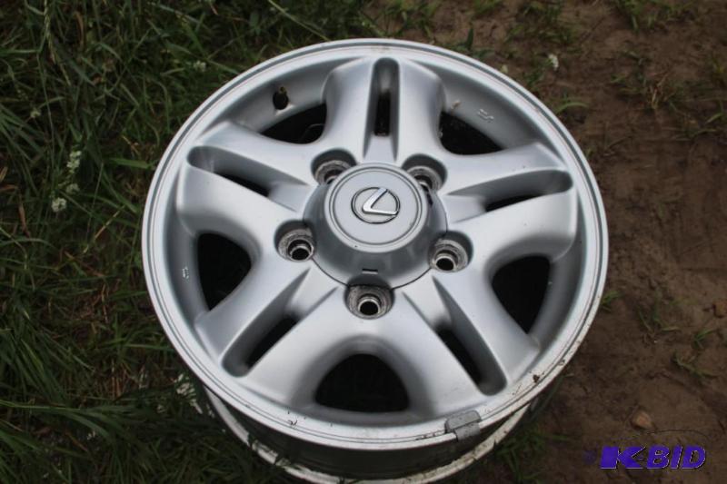 lot 20 image: Lot of (4) tire rims...